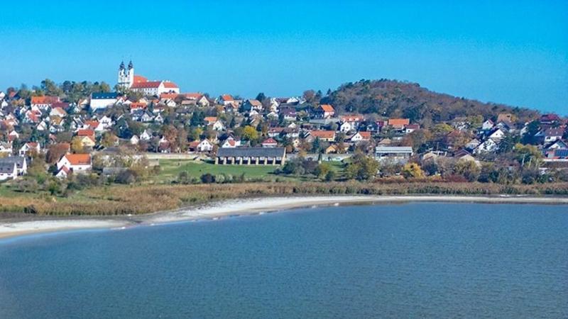 Felfedezésre váró, lenyűgöző táj bontakozik ki előttünk a Balaton egyik legelbűvölőbb pontján – a képek csodálatos pillanatai mellett most egy igazán különleges élményt is átélhetünk!
