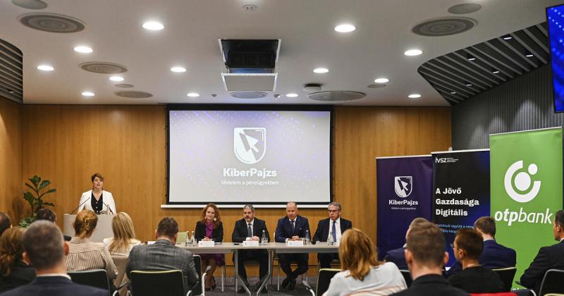 Ez is egy védelmi vonal, ám nem az Egyesült Államokból származik: a kibercsalók elleni együttműködés továbbra is fokozódik.