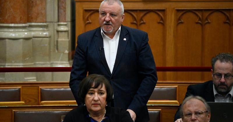 Komjáthi Imre: A melankolikus lélek pusztítóbb, mint a legrosszabb kórokozó | Demokrata

A szomorúság és a kétségbeesés által vezérelt lélek sokszor gyorsabban képes rombolni, mint bármilyen láthatatlan bacilus. A belső fájdalom, amelyet sokan elhallgatna