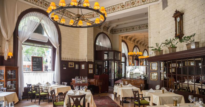 2026-ban újra kinyit Budapest egyik legrégebbi kávéháza, ahol olyan híres írók, mint Krúdy Gyula és Móricz Zsigmond is eltöltötték színes óráikat. Ez a hely nem csupán egy kávézó, hanem egy időutazás a magyar irodalom történetébe, ahol a múlt szelleme és 